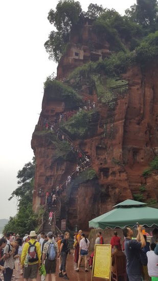 Hier ist der Weg der steilen Treppe am Felsen zu sehen, den wir hinter uns haben