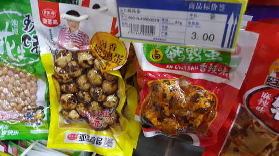 Von eingeschweißten Wachteleiern mit Schale über ganze Hähnchenteile