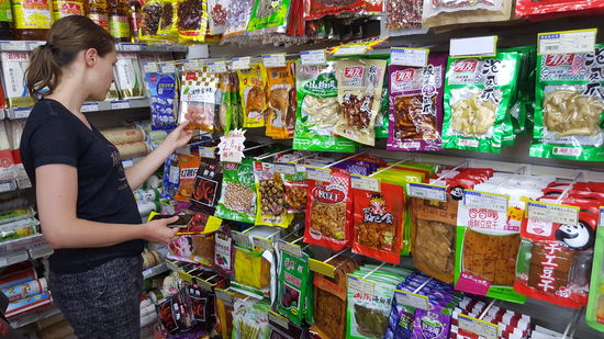 Wir bestaunen das Sortiment im Supermarkt