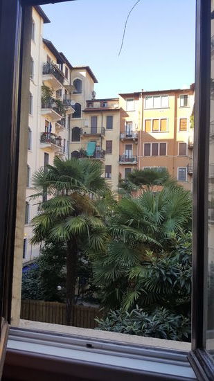 Blick aus unserem Fenster auf viele italienische Wohnungen