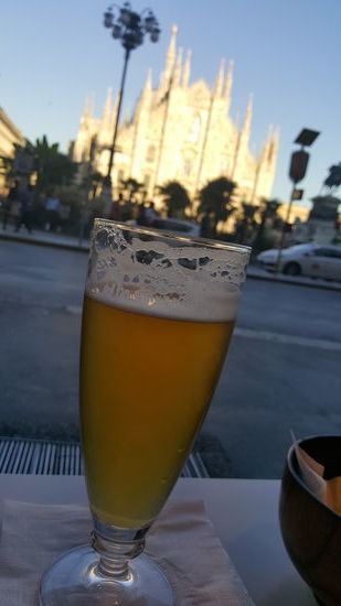 Dieser schöne Platz wird mit einem Bierpreis von 8 Euro pro Glas teuer bezahlt