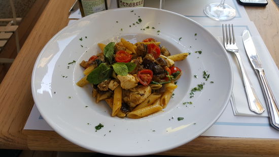 Zwischendurch kehren wir auf einen Imbiss ein. Ich entscheide mich für Penne mit Schwertfisch und Gemüse und vielen frischen Kräutern.
Die Portionen sind sehr überschaubar