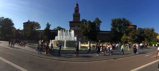 Hier sitzen wir noch eine Stund am Brunnen in der Sonne und beobachten die zahlreichen Rosenverkäufer und Händler die einen Selfie-Sticks und alles mögliche andrehen wollen..
