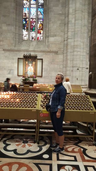 Silvi zündet eine Kerze für ihre Kollegin an