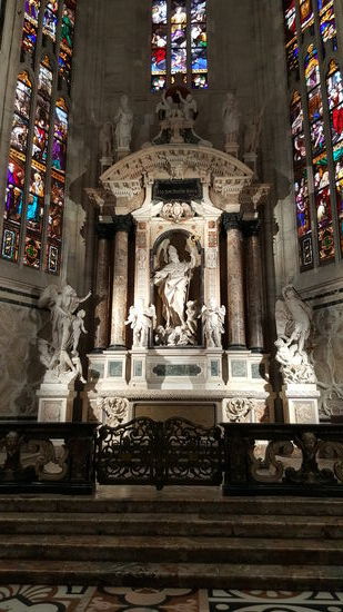 Der Fläche nach ist der Mailänder Dom nach dem Petersdom und nach der Kathedrale von Sevilla die Drittgrößte Kirche und der umfangreichste Marmorbau der Welt