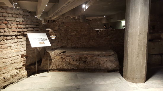 Eine enge Treppe führt zu den archäologischen Ausgrabungen —die Reste der Vorgängerbauten und zum ehemaligen Baptisterium