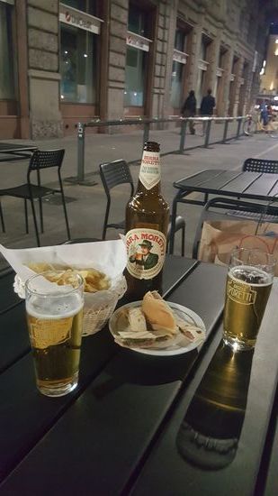 Zwischendurch machen wir an kleinen Restaurants Pause und teilen uns eine Flasche Bier. Die Preise sind hoch-aber man bekommt immer einen kleinen Snack gratis dazu