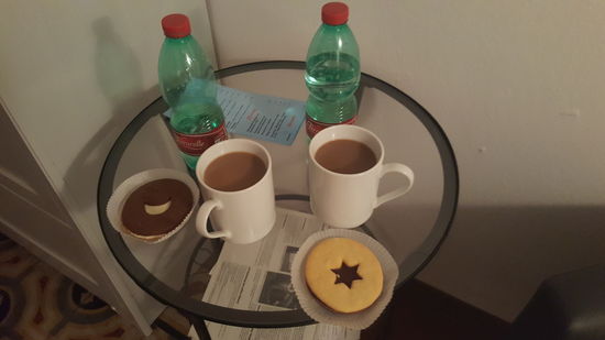 Tatsächlich werden wir fündig! 1 Croissant und 2 Kekse sind noch da!  
