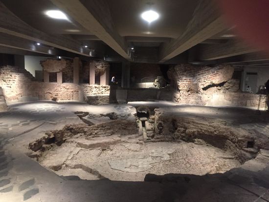 Hier sehen wir einige Sarkophage, in denen wohl noch Überreste der Toten gefunden wurden