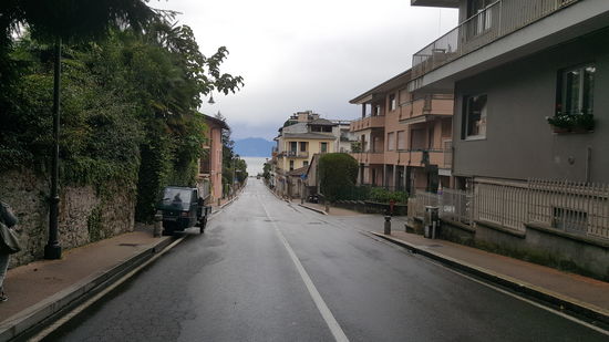 Direkt vor dem Bahnhof geht diese Straße zum “Lago Maggiore”