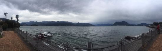 Wir erkundigen uns nach einer Bootsfahrt, aber es wird uns nur eine zu einer der vielen kleinen Inseln angeboten. Das ist bei dem Wetter wenig verlockend