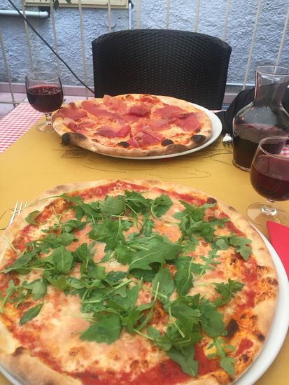 ...und kehren zum Pizza essen ein...