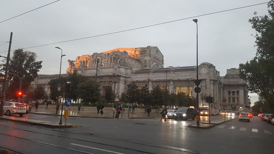 Der Hauptbahnhof strahlt in der Mittagssonne