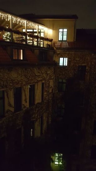 Hier sieht man die schöne Dachterrasse, auf der wir morgen unser Frühstück bekommen