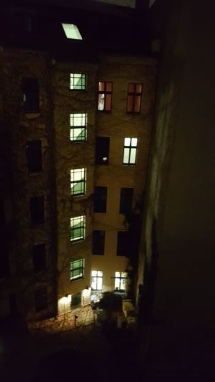 Vom Zimmer haben wir Blick auf den Innenhof