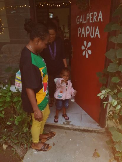 Abends ist es voll in unserem homestay. Delvin geht aus—zu einer Hochzeit und ihre Freundin hütet das Haus.
Dazu kommen noch ein paar Mädels—einige mit Kindern zu Besuch