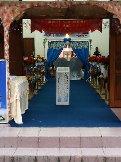 Kommen an der geschmückten kirche vorbei, wo die Hochzeit stattfindet