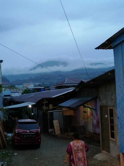 Blick zurück in Richtung homestay und Berge...es sieht o düster aus