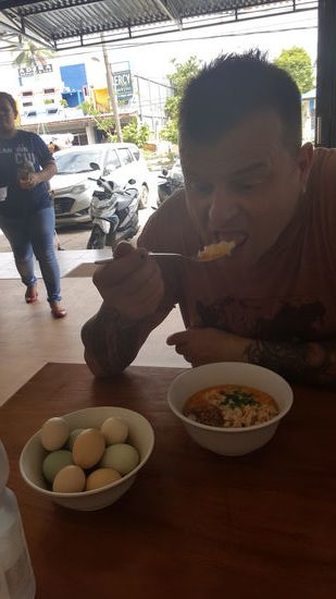 Die bunten Eier schmecken gräßlich. Salzig und iwie säuerlich, hart gekocht und krümelig..