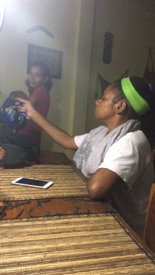 Das ist Delvin...sie stammt aus den Bergen von
Papua. Man sieht den Unterschied an den Haaren, so sagen sie zumindest