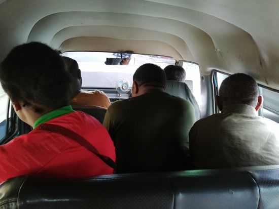 An der Hauptstraße stoppen wir das erste Angkot, das uns bis „Merpati“ bringt.
Hier steigen wir um in das nächste bis „Terminal Entrop“