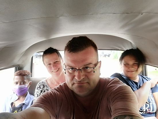 Der arme kleine Junge hat kaum Platz. Tatsächlich nehmen wir zu Zweit Plätze für 3 Personen ein.