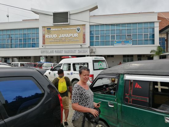 Wir fahren mit einem weiteren Angkot bis zum Krankenhaus