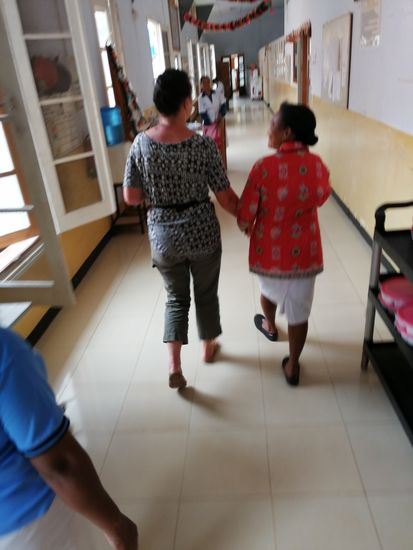 Sie nimmt mich am Arm und geht mit mir in den Saal, in dem ich lag.
Unterwegs erzählt sie allen von der „Weißen“ die damals „Ihr“ Patient war..