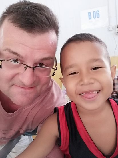 Dieser kleine Junge ist auch Patient und freut sich über den weißen Besuch