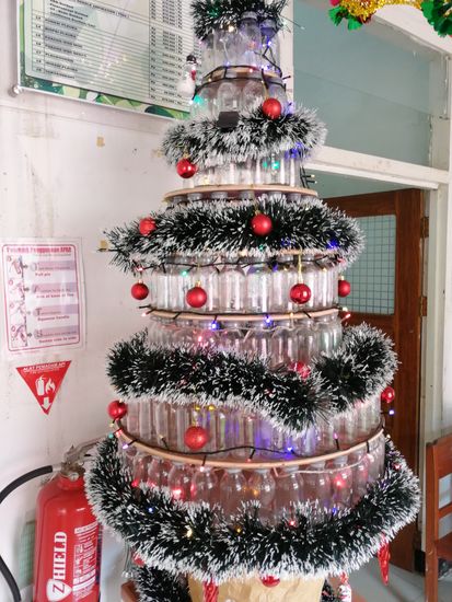 Dirk besucht noch kurz die Babystation. Hier gibt es einen Weihnachtsbaum aus Babyflaschen...