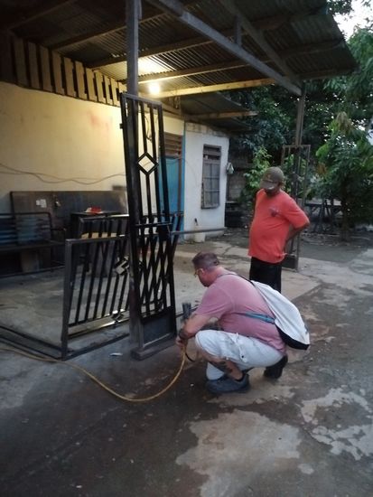 Alleine unterwegs sprechen wir wieder Leute an und Dirk muss sich mal wieder im handwerklichen ausprobieren...