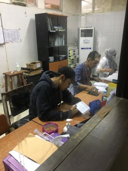 Deni geht mit uns zur Anmeldung um zu fragen, ob es noch Aufzeichnungen gibt, damit wir die Station finden auf der ich lag
Man will uns abwimmeln, denn es ist wegen der Feiertage nur eine Notbesetzung da—und uns auf den 6. Januar vertrösten.
Aber ich lasse mich nicht abwimmeln und will selber suchen.
Hier kann ja jeder nach Belieben aus- und eingehen