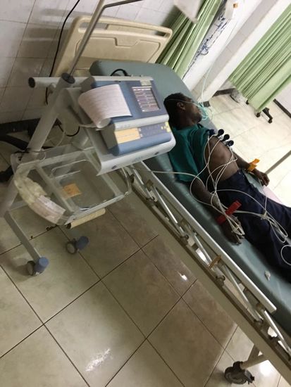 Immer noch liegen alle in einem großen kahlen Durchgang, ohne jegliche Privatsphäre