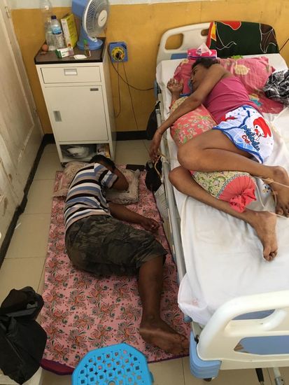 Die Betten sind neu und besser. Immer noch müssen die Angehörigen zur Pflege dabei sein und auf dem Boden schlafen