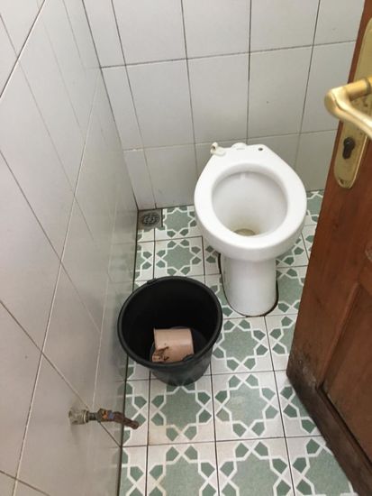 Immer noch eine Toilette für alle Menschen, die in dem Saal liegen. Damals waren es über 30–da jeder ja seine Angehörigen dabei hatte. Manche sogar bis zu 3 Personen