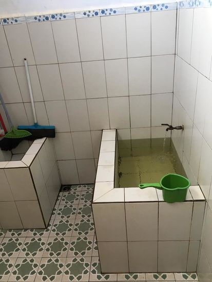 Das war die „Dusche“ für alle Patienten. Thalia mußte mir helfen bei der Wäsche.