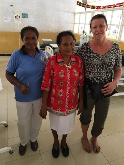 In rot ist Schwester Naomi, die mich sofort erkannt hat. Gerne hätte ich noch Schwester Emi gesehen, aber sie hat Weihnachtsurlaub