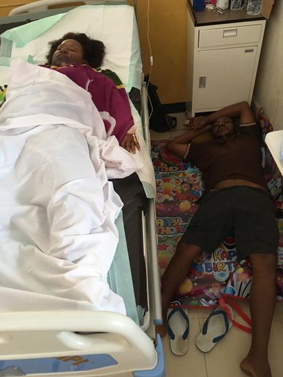 Wie man hier sieht, sind auch durchaus Männer in dem Saal. Diese sind dort um ihre Frauen zu betreuen. .