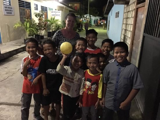 Wir kaufen uns  Bonbons und gehen Richtung homestay—bei einer Horde Kinder bleiben wir stehen und verteilen unsere Bonbons.....sie laufen uns noch eine Weile nach..