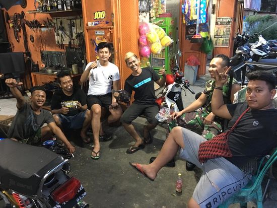 Vor einer Werkstatt gibts noch ein Foto mit den coolen Jungs..