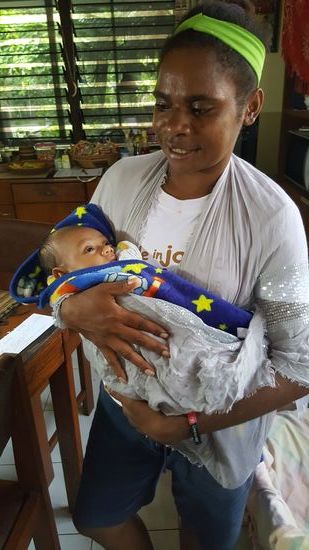 Delvin mit dem Baby von Susan—Delvin ist noch etwas flippiger, sie geht gerne auf Parties und denkt noch nicht an Familie