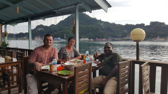 Dehni freut sich und ruft zwischendurch per Videochat seine Nichte und Freunde an um stolz zu erzählen, dass er hier mit uns essen ist. Auch wir sollen mit allen reden und zeigt uns.