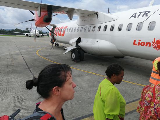 Schätzungsweise alle 3 Stunden geht ein Flieger verschiedener Airlines nach Wamena, Und wir durften unser ganzes Gepäck mit in die Kabine nehmen