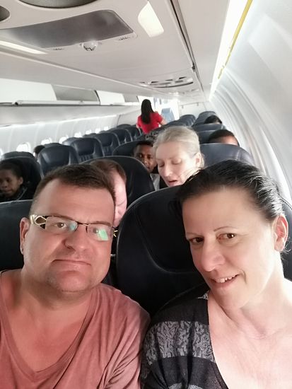 Im Flieger ist noch ein Paar aus Schweden, die eine 7-tägige Trekkingtour machen.
Der Flieger ist nur zur Hälfte voll