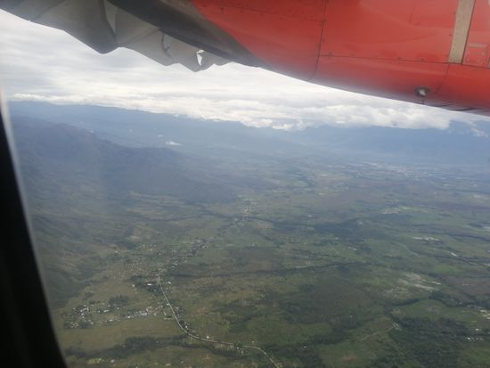 Da sieht man schon die Berge...nach Wamena führt keine Straße, der Flug dorthin ist unumgänglich
