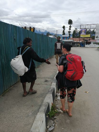 Wir erklären ihm, dass wir noch ein Hotel brauchen und er schlägt uns aus der Liste, die ich vom „Galpera homestay“ abfotografiert habe da „Maharani“ vor.
Doch zuerst müssen wir uns die „Surat Jalan“ besorgen