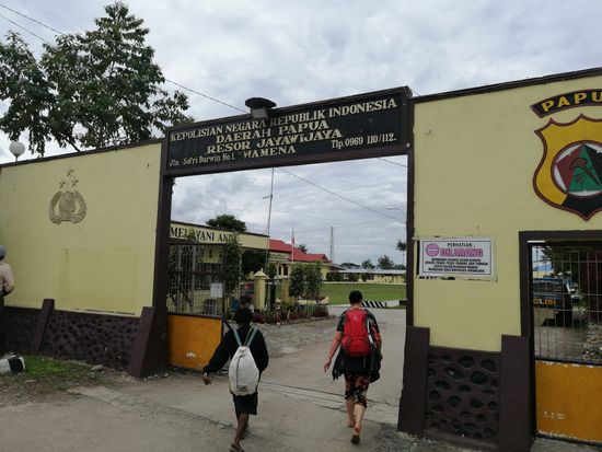 Dazu müssen wir zur hiesigen Polizeistation. Kanak hat schon vorher angerufen, sodass bald einer erscheint