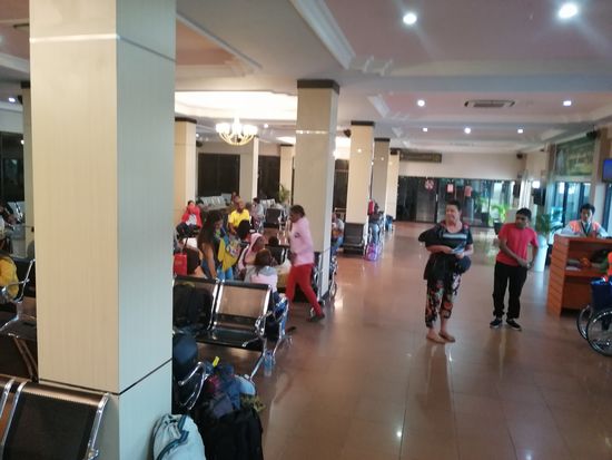 Immer wieder werden wir für Fotos angesprochen. Ein junger Mann, der nach Nabire will, ist ein besonders treuer Fan, er hat bestimmt 10 Fotos von uns gemacht