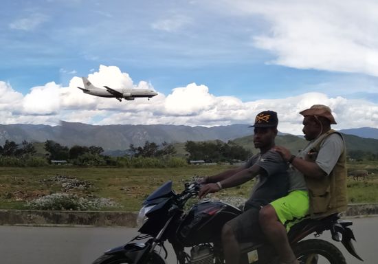 Ganz Wamena ist vom Flugplatz beeinträchtigt. Von jeder Stelle sieht und hört man die Flugzeuge starten und landen