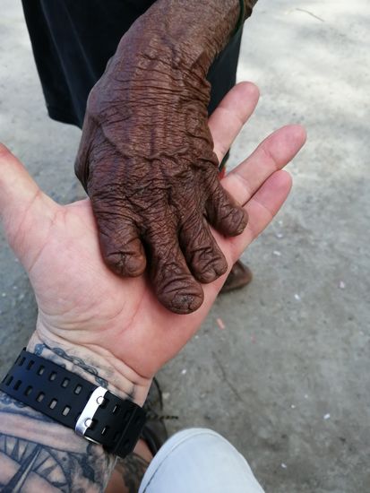 ..und wir dürfen ihre Hände anfassen und anschauen